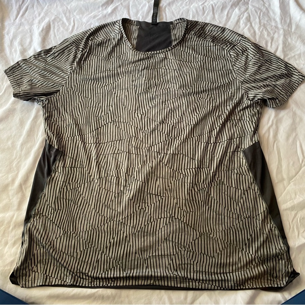Lululemon Gray Patterned Short Sleeve